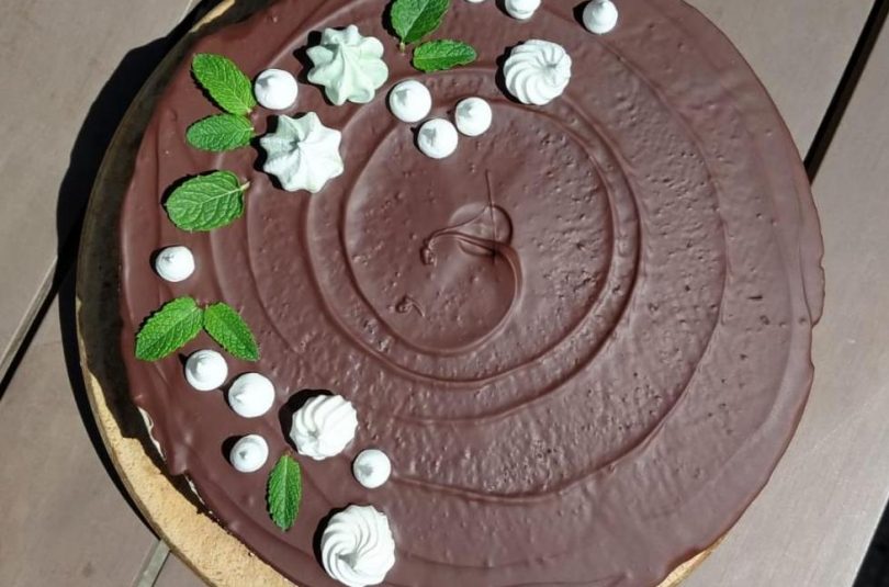 Kakaová torta s pepermintovou plnkou a čokoládovou polevou